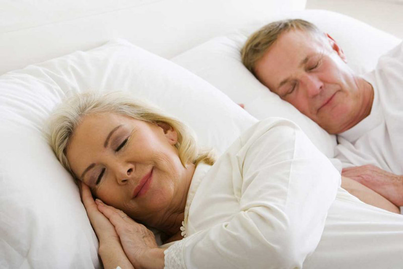 Một bộ gối ngủ cao cấp giúp người lớn tuổi ngủ ngon hơn