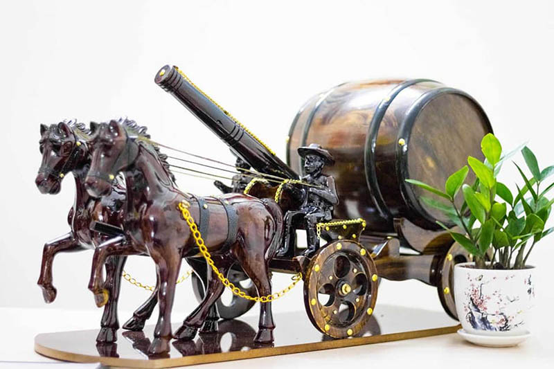 Mô hình ngựa kéo trống rượu được nhiều người lựa chọn làm quà tặng