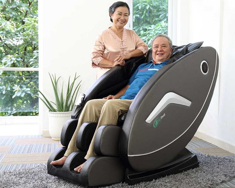 Máy massage toàn thân rất phù hợp với người lớn tuổi