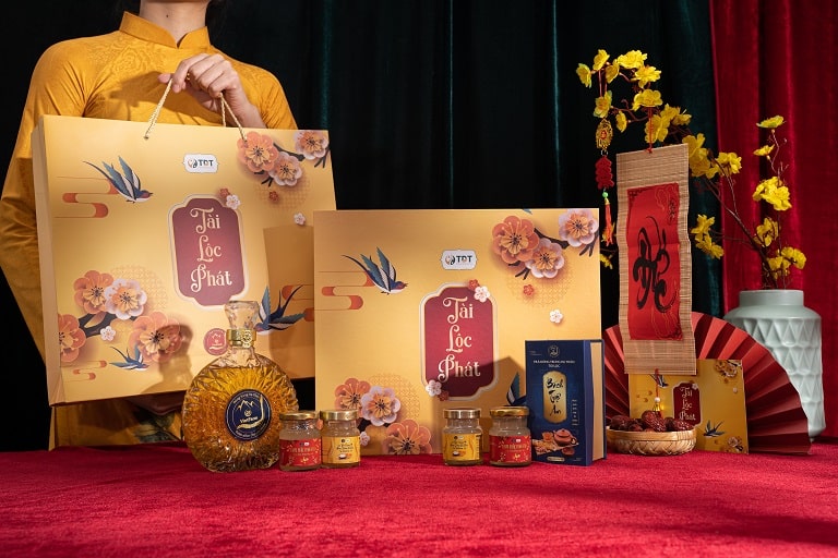 Chi tiết sản phẩm trong bộ quà Tết Tài Lộc Phát với chai rượu Bách Vương Khang thượng hạng