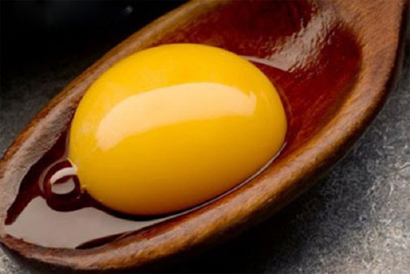 Lòng đỏ trứng gà có thể dùng để chế biến thành nhiều món ăn
