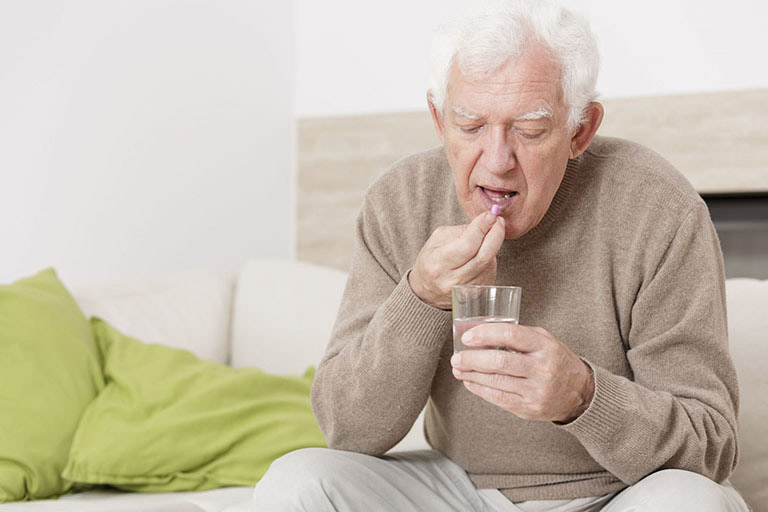 Người già cần cẩn thận trong việc sử dụng thuốc bổ thận để tránh gây hại đến sức khỏe