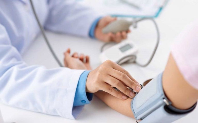 Bệnh nhân có chỉ số huyết áp tăng cần được kê đơn điều trị bằng thuốc điều hòa huyết áp