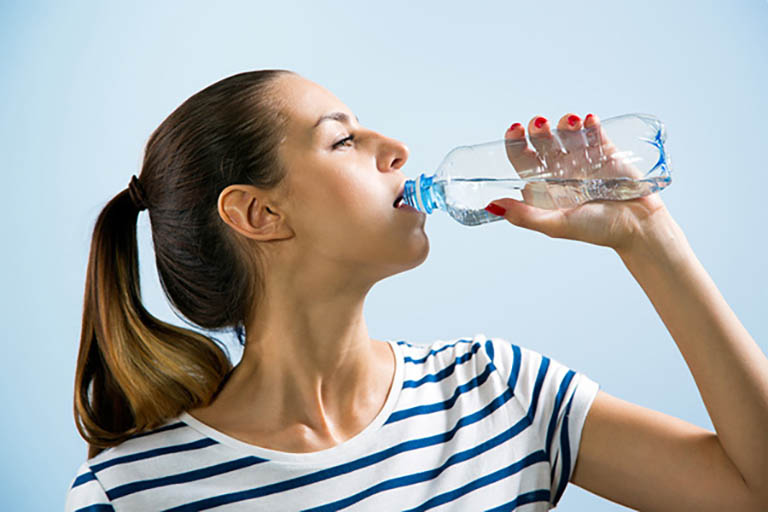 Bệnh nhân bị sỏi thận cần bổ sung nhiều nước cho cơ thể mỗi ngày