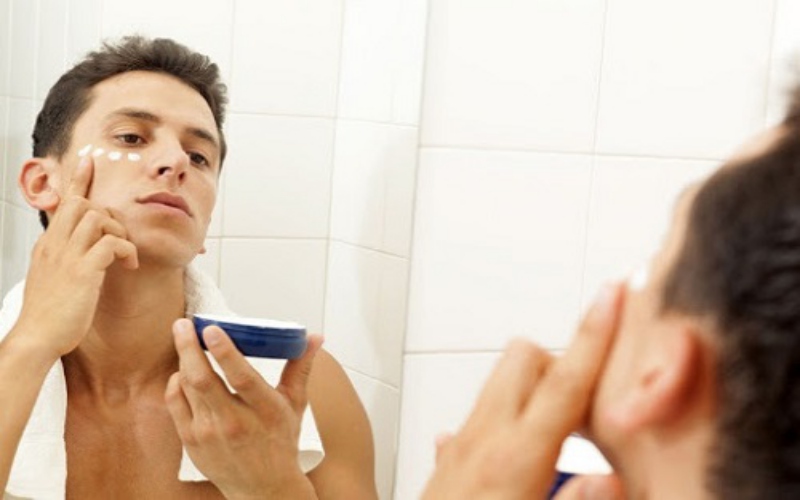 Kem dưỡng ẩm là món quà độc đáo dành cho các chàng trai giúp bảo vệ làn da khỏi thời tiết hành khô