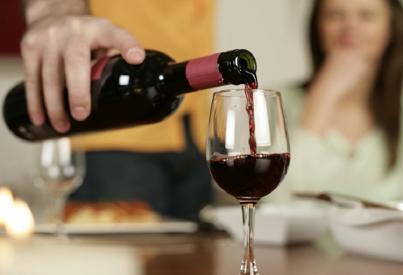 Màu đỏ của rượu vang tượng trưng cho sự may mắn 