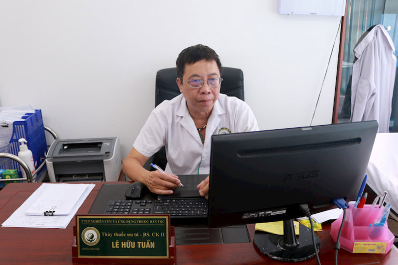 Bác sĩ Lê Hữu Tuấn nhận định Nhất Nam Hoàn Nguyên Bì là liệu trình trị mụn an toàn cho mọi loại da