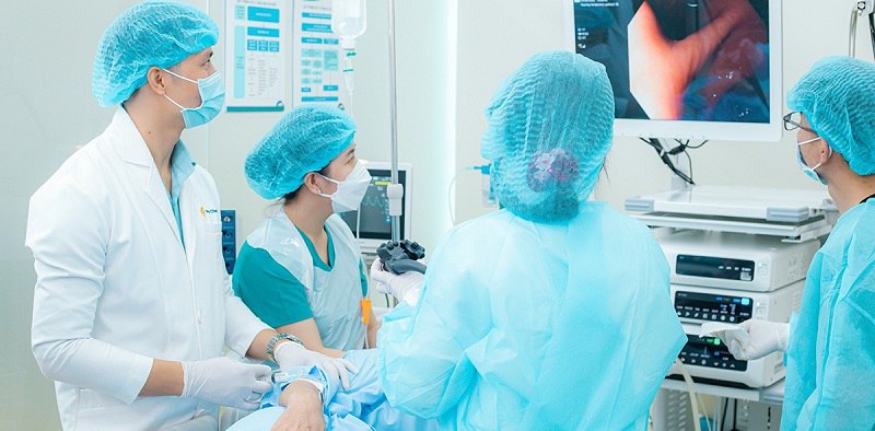 Bác sĩ bệnh viện Đại học Y Hà Nội điều trị bệnh đại tràng cho bệnh nhân