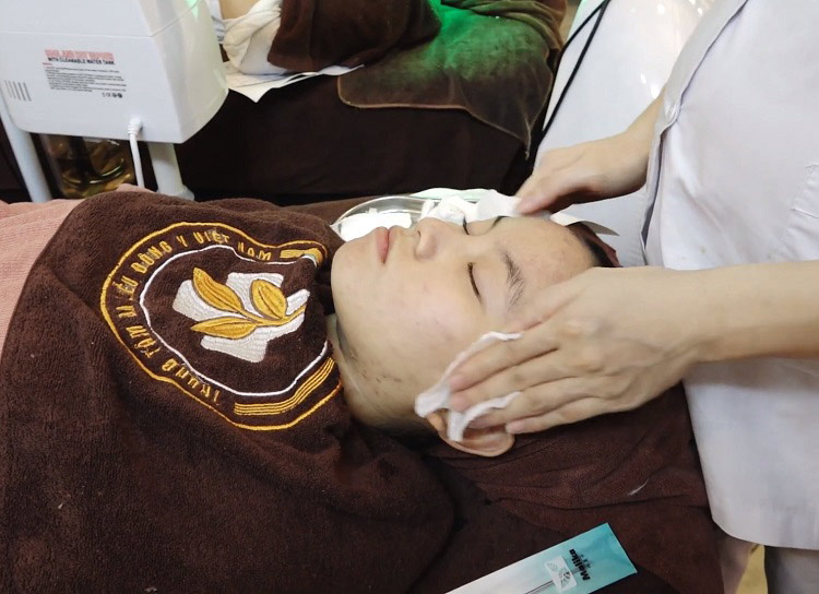 Làn da của Tuyết Vân dần phục hồi sau khi điều trị bằng Nhất Nam Hoàn Nguyên Bì