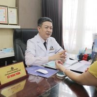Lương y Đỗ Minh Tuấn thăm khám và tư vấn liệu trình phù hợp cho người bệnh