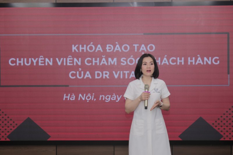 Bác sĩ Nguyễn Phượng là founder của DrVitamin - Nền tảng liên kết chăm sóc sức khỏe trực tuyến