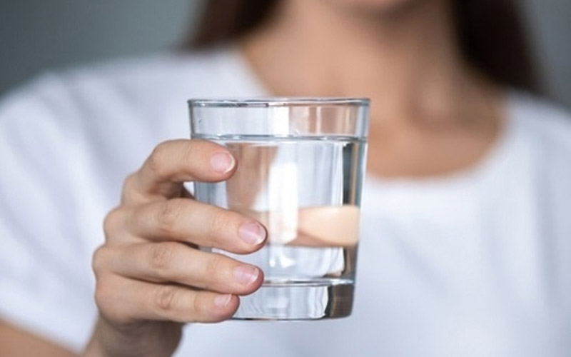 Mỗi ngày người bệnh cần uống ít nhất 2 - 3 lít nước