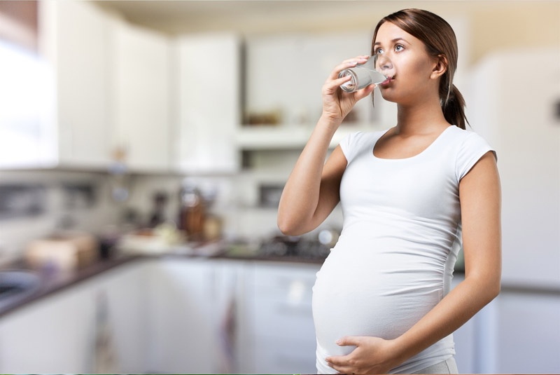Mẹ bầu nên uống nhiều nước để tăng sức đề kháng
