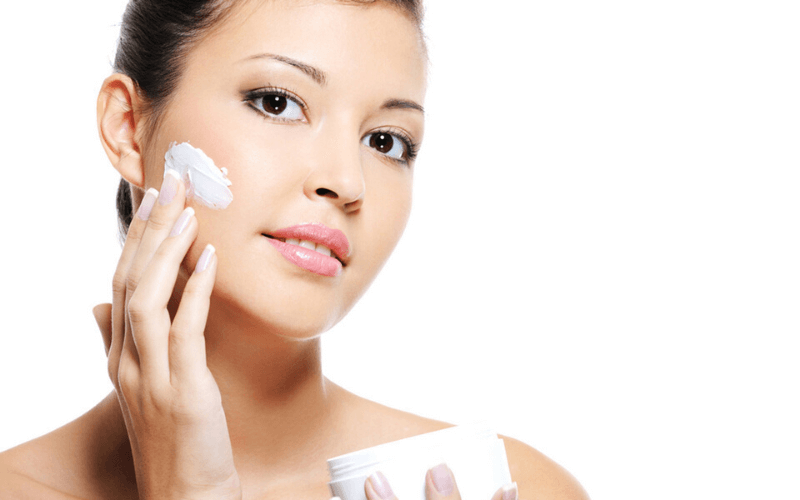 Phải thoa kem chống nắng thường xuyên để bảo vệ làn da