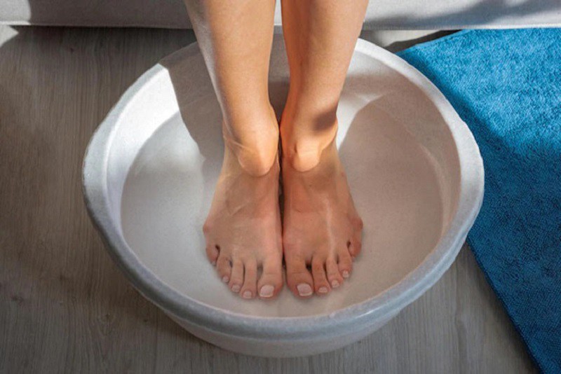 Ngâm rửa chân với nước muối chưa qua tinh chế
