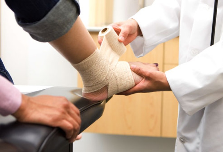 Chăm sóc vùng khớp cổ chân đúng cách để hỗ trợ điều trị và ngăn ngừa bệnh tiến triển
