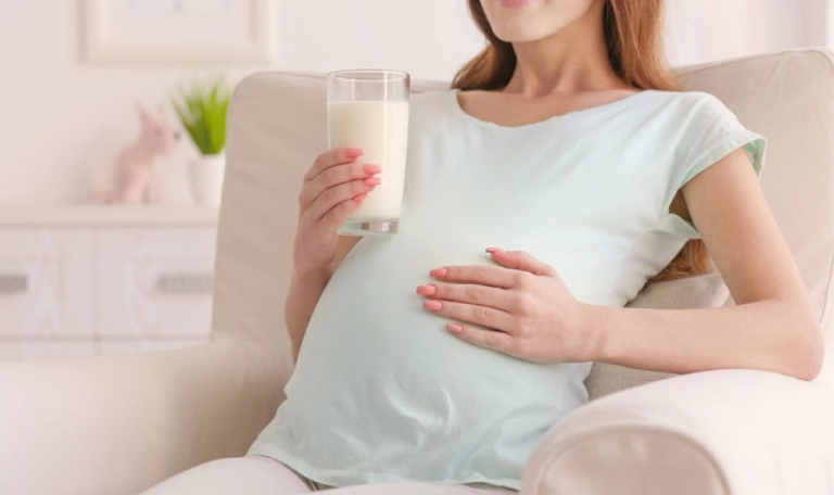 Mẹ bầu cũng cần chú trọng bổ sung canxi cho cơ thể thông qua thực phẩm