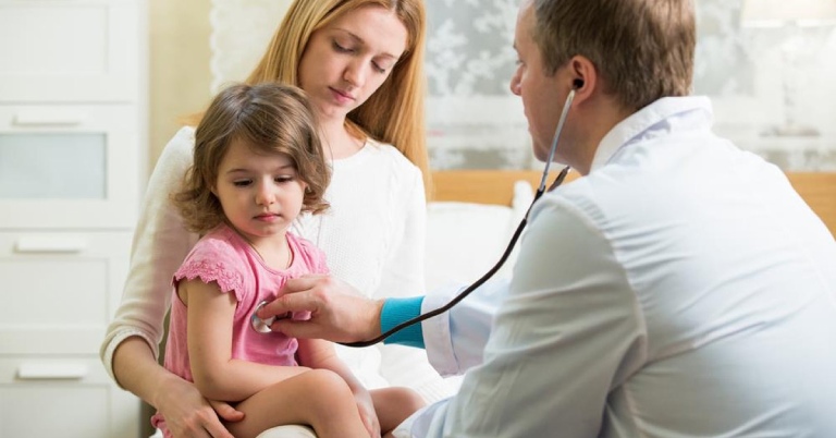 Trẻ bị thiếu canxi cần được thăm khám chuyên khoa để bác sĩ hướng dẫn liều lượng bổ sung