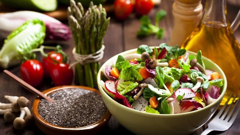 Giảm cân bằng hạt chia và salad trái cây