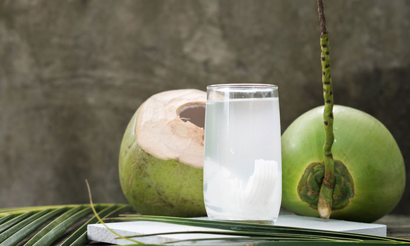 Nước dừa tươi giúp làm mát, giải nhiệt cơ thể và giảm mỡ bụng dưới hiệu quả